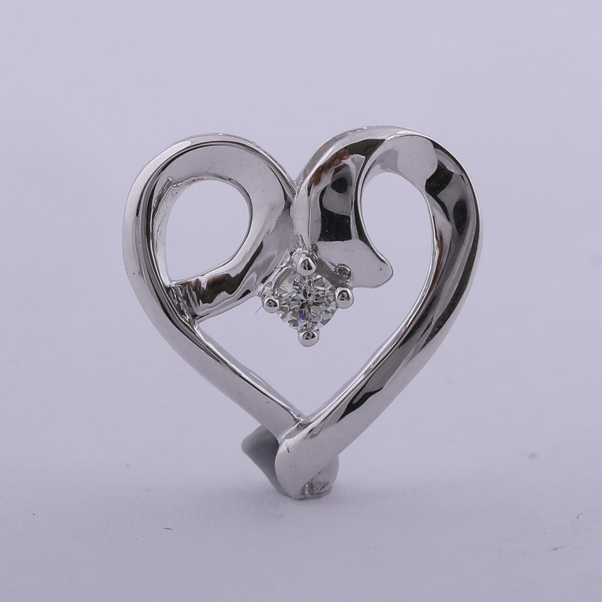 10kt White Gold Womens Round Diamond Solitaire Heart Pendant 1/20 Cttw